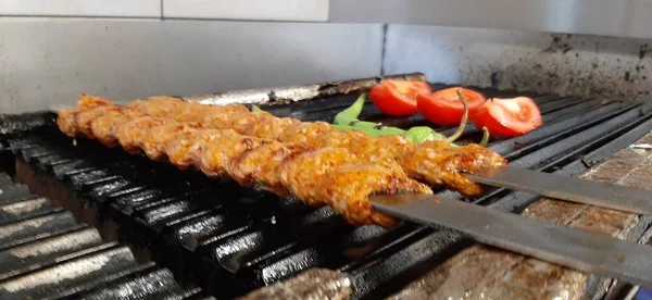 Lezat Adana Kebab Dan Salad — Stok Foto