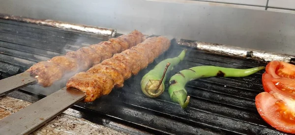 맛있는 아다나 케밥과 샐러드 — 스톡 사진