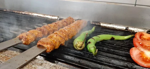 Delicioso Kebab Adana Saladas — Fotografia de Stock