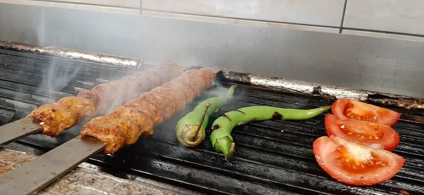 맛있는 아다나 케밥과 샐러드 — 스톡 사진