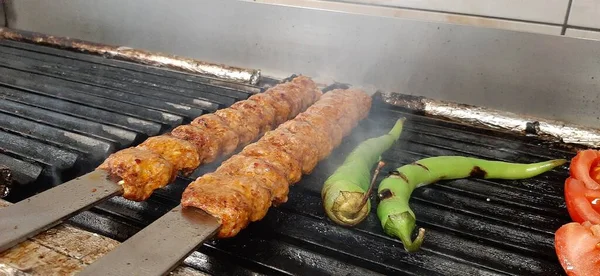 Köstliche Adana Kebab Und Salate — Stockfoto