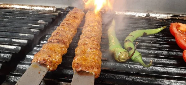 Köstliche Adana Kebab Und Salate — Stockfoto