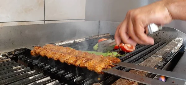 Vynikající Adana Kebab Saláty — Stock fotografie