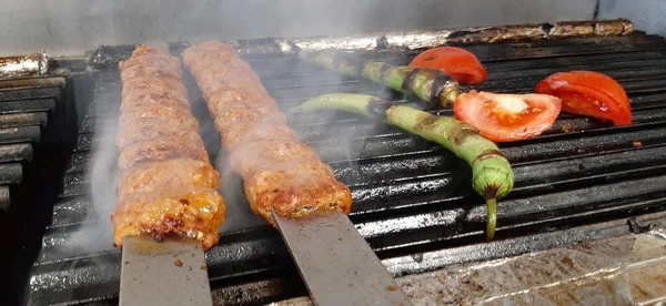 맛있는 아다나 케밥과 샐러드 — 스톡 사진