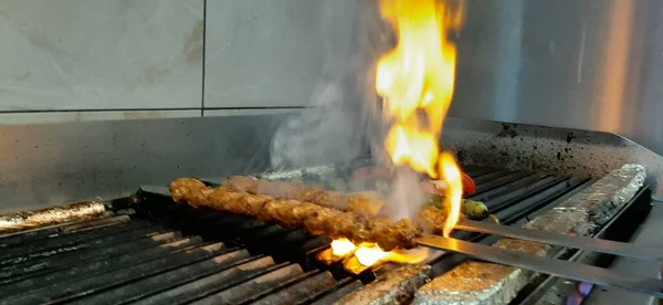 Delicioso Kebab Adana Ensaladas —  Fotos de Stock