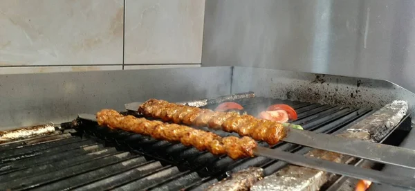 Köstliche Adana Kebab Und Salate — Stockfoto