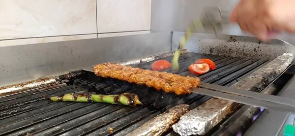 Köstliche Adana Kebab Und Salate — Stockfoto