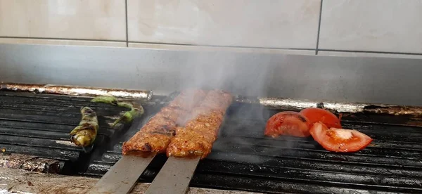 Ízletes Adana Kebab Saláták — Stock Fotó