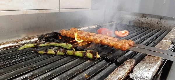 Ízletes Adana Kebab Saláták — Stock Fotó