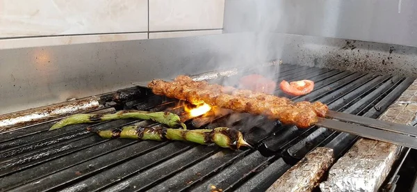 Délicieux Kebab Adana Salades — Photo