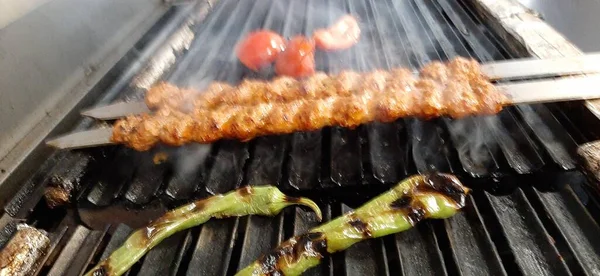 Köstliche Adana Kebab Und Salate — Stockfoto