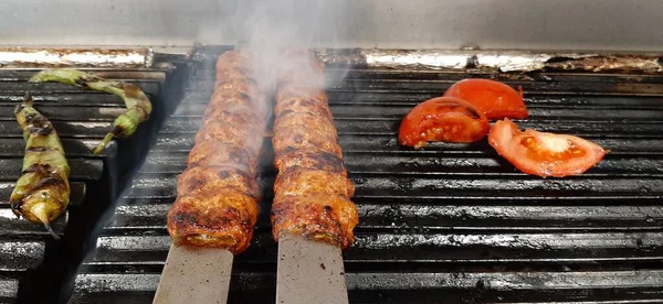 Pyszne Kebab Adana Sałatki — Zdjęcie stockowe