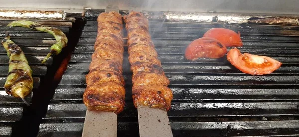 Köstliche Adana Kebab Und Salate — Stockfoto