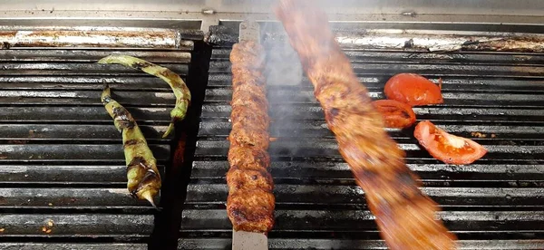 Köstliche Adana Kebab Und Salate — Stockfoto