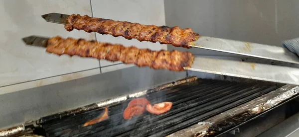 Läckra Adana Kebab Och Sallader — Stockfoto