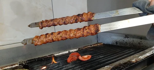 Läckra Adana Kebab Och Sallader — Stockfoto