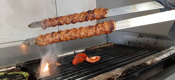 맛있는 아다나 케밥과 샐러드 — 스톡 사진