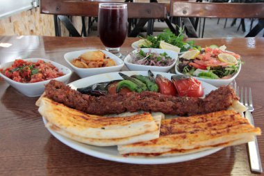 Lezzetli Adana kebabı ve salata