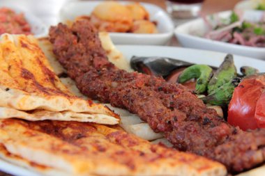 Lezzetli Adana kebabı ve salata