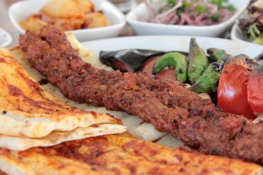 Lezzetli Adana kebabı ve salata