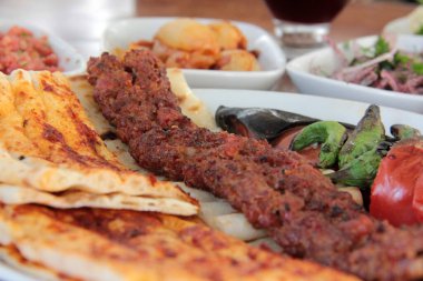 Lezzetli Adana kebabı ve salata