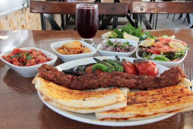 Lezzetli Adana kebabı ve salata