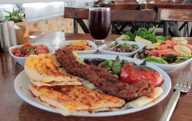 Lezzetli Adana kebabı ve salata