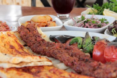 Lezzetli Adana kebabı ve salata