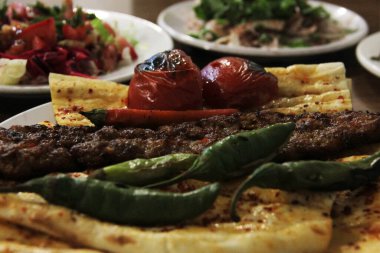 Lezzetli Adana kebabı ve salata