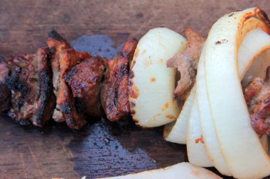 Lezzetli Adana kebabı ve salata