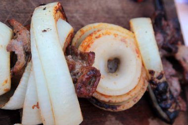 Lezzetli Adana kebabı ve salata