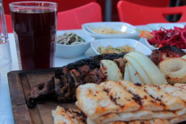 Lezzetli Adana kebabı ve salata