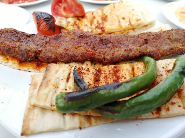 Lezzetli Adana kebabı ve salata