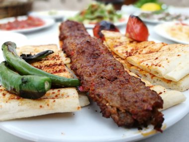 Lezzetli Adana kebabı ve salata