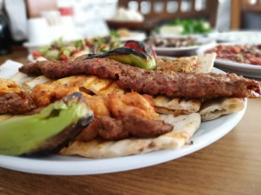 Lezzetli Adana kebabı ve salata