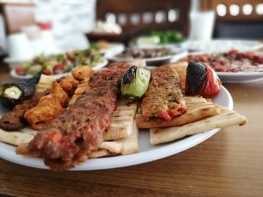 Lezzetli Adana kebabı ve salata