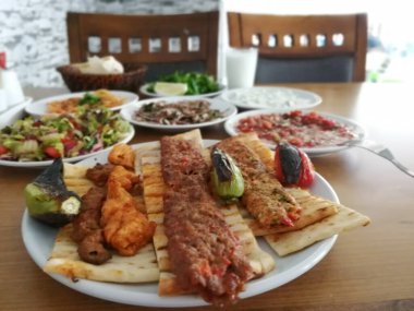 Lezzetli Adana kebabı ve salata