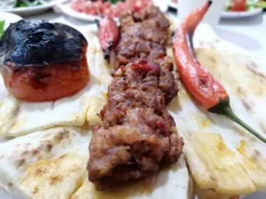 Lezzetli Adana kebabı ve salata