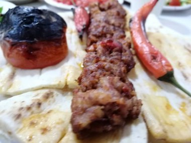 Lezzetli Adana kebabı ve salata