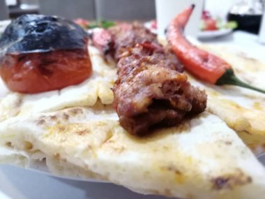 Lezzetli Adana kebabı ve salata