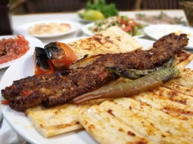 Lezzetli Adana kebabı ve salata