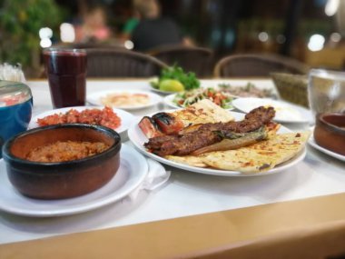 Lezzetli Adana kebabı ve salata