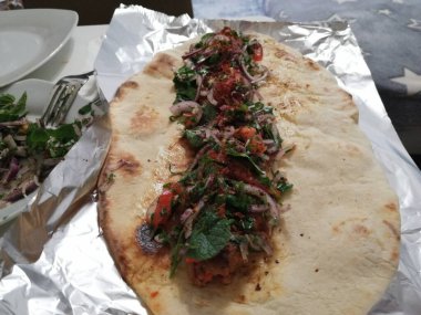 Lezzetli Adana kebabı ve salata
