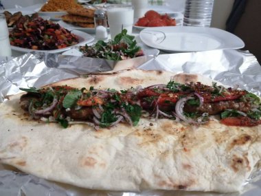 Lezzetli Adana kebabı ve salata
