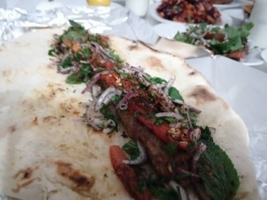 Lezzetli Adana kebabı ve salata