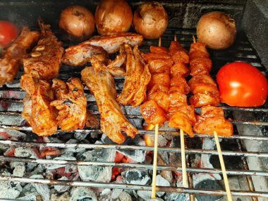 Lezzetli Adana kebabı ve salata