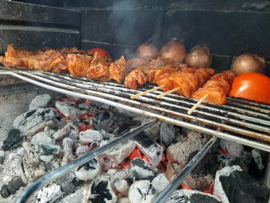 Lezzetli Adana kebabı ve salata