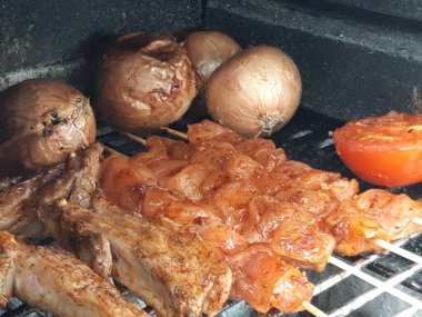 Lezzetli Adana kebabı ve salata