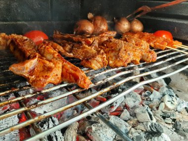 Lezzetli Adana kebabı ve salata