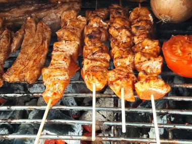 Lezzetli Adana kebabı ve salata